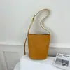 Bolso Cubo de Color Sólido Tejido a Mano de Gama Alta de Nicho 2026 Nuevo Vintage Casual Bandolera Cruzada Bolso de Viaje Moderno