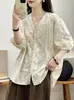 2026 Verano Nuevo Cuello en V Bordado Hueco Diseño Holgado Juvenil Camisa Color Sólido Versátil Top de Manga Media