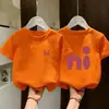 Ropa de verano para niñas de manga corta, camiseta infantil, top de algodón puro, nuevo estilo para bebé niña, cuello redondo, estampado de letras, camiseta moderna y a la moda