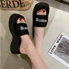 Sandalias de Playa de Plataforma Gruesa Versátiles con Pedrería y Letras de Una Correa para Mujer, Chanclas de Punta Abierta, Verano 2026, con Acabado de Alta Gama