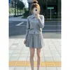 Conjunto de dos piezas de punto gris súper elegante estilo universitario para mujer, nuevo atuendo de moda otoño e invierno con cárdigan y minifalda
