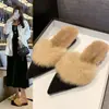 Pantuflas peludas de moda con tacón grueso para mujer, adecuadas para combinar con faldas, mules de felpa versátiles de punta estilo francés, nueva colección otoño/invierno 2026