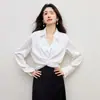 Camisa Blanca con Mangas Largas Retorcidas para Mujer, Top Corto de Nicho Primavera 2026, Blusa de Satén Versátil con un Look Sofisticado para el Trabajo