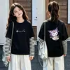 Camiseta de manga larga tipo dos piezas de imitación para niños, colección otoño 2026, para niñas, 100% algodón, cuello redondo, corte holgado, diseño lindo de caricatura, top básico