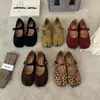 Sapatos de camurça bico fino sola macia bico dividido couro de porco para mulheres 2026 estilo Mary Jane mocassins de couro de porco slip-on
