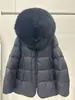 2026 Nueva Chaqueta Corta de Plumas de Pato Blanca Estilo Europeo de Invierno con Cuello de Piel de Zorro, Capa Línea A, con Capucha Adelgazante para Mujer
