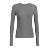 Camiseta gris para mujer, nuevo estilo 2026, adecuada para usar en capas o sola, cuello redondo, corte ajustado, favorecedora, top de manga larga para principios de otoño, camiseta básica de color liso
