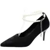 Zapatos negros de tacón alto modelo nuevo 2025, modernos zapatos de mujer con correa única y cadena de perlas, tacón de aguja alto de gamuza, punta fina profesional