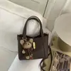 Bolso de Mano Simple de Cuero Suave para Mujer 2025 Nuevo Estilo Patrón de Lichi Bolso Cesta Cubo Bolso Cruzado Retro Otoño e Invierno