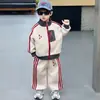 2363 Traje Deportivo de Otoño para Niños 2026 Nuevo Estilo Coreano Chaqueta Casual y Pantalones Deportivos Conjunto de Dos Piezas para Primavera y Otoño