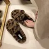 Zapatillas de algodón versátiles y sencillas, estilo slip-on, de invierno con suela plana, forradas de felpa, mullidas, para mujer, estilo nuevo, cálidas y cómodas para el uso diario, 2026