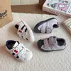 2026 Zapatos Nuevos para Niñas Otoño Superficie de Cuero Zapatos Deportivos Niños Medianos y Grandes Bebé Súper Populares Casual Zapatos Forrest Gump Suela Suave