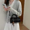 Bolso de mano retro de gamuza estilo coreano para mujer, nuevo bolso cruzado casual Otoño/Invierno 2026, de alta gama y moderno, un popular bolso tote con forma de almohada