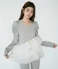 Top de punto patchwork estilo japonés con volantes de satén, manga larga abullonada y cuello redondo, camisa en capas que estiliza y favorece la figura