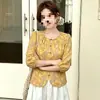 Blusa bordada floral para mujer, de cuello redondo, un solo botón, bajo redondeado, colección otoño 2026, manga tres cuartos