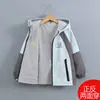 Jaqueta impermeável 3 em 1 destacável com forro de fleece para meninos, para outono e inverno 2026, nova roupa exterior infantil para primavera e outono