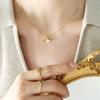 Collar de lujo ligero con diseño de nicho, ideal como regalo de cumpleaños para mujer, con colgante de hoja de ginkgo de acero y titanio del mismo estilo para blogueros europeos y estadounidenses.