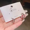 Nuevo producto de otoño: Pendientes planos retorcidos de circón, exquisitos y sencillos, con un estilo coreano de alta gama y un ambiente fresco y minimalista.