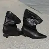 Botas Chuyuji pretas de cano médio para mulheres, combinadas com uma saia, são botas de salto alto com bico fino empilhadas e botas curtas para mulheres, legais e estilosas.