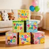 Exhibidor de caja de regalo para decoración del Día del Niño, arreglo de escena para el salón de clases, adornos de caja de regalo de dibujos animados, accesorios para el ambiente de fiesta