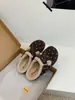 Zapatos de pelo de lunares para mujer 2026 invierno nuevos estilo Birkenstock pantuflas de punta cerrada para mujer calzado de exterior zapatos cálidos engrosados de lana de cordero