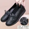 Sapatos genuínos Bai Zhenhe de couro macio, novos, com sola macia, para mães, sapatos de couro antiderrapantes para primavera e outono, sapatos confortáveis de sola plana para idosos e pessoas de meia-idade