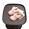 Sapatos de Couro para Meninas 2026 Primavera e Outono Novo Estilo Coreano Sapatos de Princesa com Laço de Pérola Versáteis da Moda Sapatilhas Infantis