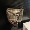 Bolsa Feminina Amy Rabbit 2024 Nova Moda Casual Retrô Bolsa Saco Fashion Simples Cor Contrastante Bolsa de Ombro Transversal