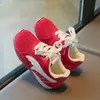 Zapatos para niñas 2026 modelo nuevo primavera y otoño, zapatillas de entrenamiento de malla transpirable para niños, zapatillas ligeras de suela blanda para niñas y niños