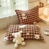 Un par de fundas de almohada de terciopelo de leche engrosadas para otoño e invierno, adecuadas para uso doméstico; fundas de almohada de forro polar de coral, almohadillas para adultos y fundas de almohada (se vende individualmente)