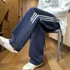Coleção de outono masculina: Calça moletom listrada color-block branca e cinza, peso pesado, modelagem solta, com caimento fluido, calça casual de perna larga de corte reto, moda esportiva tendência