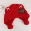Bonito gorro de punto para otoño e invierno con un pequeño adorno de oso y pompón, hecho de felpa tipo oso de peluche, versátil, cálido y cubreorejas, haciendo que tu cara se vea más pequeña