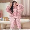 Pijama de inverno para meninas do ensino fundamental, estilo novo, fleece de coral, design de desenho animado, com zíper, gola alta, conjunto quente, flanela