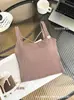 Top Regata Camisola Outono Garota Picante Senso de Design Peça Única Sutiã com Bojo Fixo Base Oca Costas Bonitas Estilo Casual Top Regata