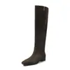 Botas Super Elegantes de Cano Alto até a Coxa 3cm Outono/Inverno 2026 Novas Bico Quadrado Salto Bloco Acima do Joelho Botas de Montaria High Fashion