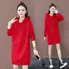 Vestido Suéter Tamanho Grande 200 Jin Feminino Comprimento Médio Vermelho Brilhante Novo Primavera Outono 2025 Redutor de Idade Com Capuz Estampa de Letra