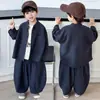 Conjunto Casual para Meninos Primavera e Outono 2026 Novo Estilo Jaqueta e Calça Liso Bonito para Meninos Médios e Pequenos Conjunto de Duas Peças para Bebê