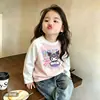 Camiseta infantil de algodão puro com blocos de cor e mangas compridas, corte solto, novo estilo 2026, design de desenho animado, moderna para primavera e outono, adequada para crianças mais velhas como camada base