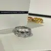 Anillo del Mismo Estilo de Jennie Coco Classic Patrón Acolchado Cola Dorada en V de Diamante Anillo Apilable Pequeño Fragancia Lujo Accesible Gama Alta