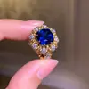 Anillo de Gema con Piedra Principal Azul Profundo de Corte Redondo Anillo Grande con Piedra Principal Anillo de Diamantes Redondos Pavimentados Montura Joyería para Vestir de Noche para Mujer