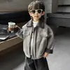 Jaqueta com Capuz Estilo Coreano para Meninos 2026 Outono/Inverno Nova Jaqueta Estilo Coreano Acolchoada Quente com Gola de Pele Jaqueta de Couro Cor Café