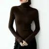 Elegante y sofisticado suéter de punto de cuello alto gris para mujer, perfecto para usar en capas en otoño e invierno, con un corte ajustado y una textura suave y cómoda.