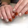 Uñas postizas cuadradas cortas de otoño retro Halloween en color caramelo naranja-marrón con diseños de calavera, estrella, luna y lunares, parches de uñas postizas ligeros de temporada festiva