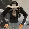 Estilo Deseo Puro Dulce Leopardo Hombro Hombro Camiseta de Manga Larga para Mujer Otoño 2025 Nuevo Ajuste Delgado Único Chic Hermoso Top