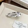 Presilha de Cabelo Fashion Doce-Cool de Liga Metálica Prateada com Toque de Luxo, Versátil Presilha Lateral de Laço Geométrico, Presilha Bico de Pato Acessório de Cabelo Venda por Atacado