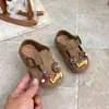 Zapatos infantiles Birkenstock 2026 decoración de oso galleta de dibujos animados con velcro suela blanda antideslizante casual versátil para primavera y otoño zapatos de vestir