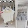 [Casa Rosa] Diseño Original Primavera y Verano Conjunto de Dos Piezas para Niñas: Camiseta Blanca Cruda con Ribete de Encaje y Bombachos Florales con Ribete de Encaje