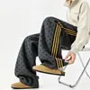 Calça de moletom esportiva estilo americano com estrelas e listras para homens, design moderno de três listras, calça casual, caimento solto, versátil, calça de perna larga com bom caimento