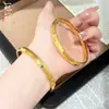 Novo Bracelete Banhado a Ouro de Estilo Étnico Chinês com Padrão de Diamante de Cor Única em Ambos os Lados, um Bracelete Fechado Extremamente Brilhante, Versátil e Que Não Desbota Facilmente