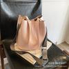 Atacado do Fabricante Bolsa Pequena com Alça Larga para Ombro para Mulheres 2026 Novo Estilo Elegante Bolsa de Ombro Venda Quente Transfronteiriça Bolsa de Ombro Cruzado Simples Estilo Balde